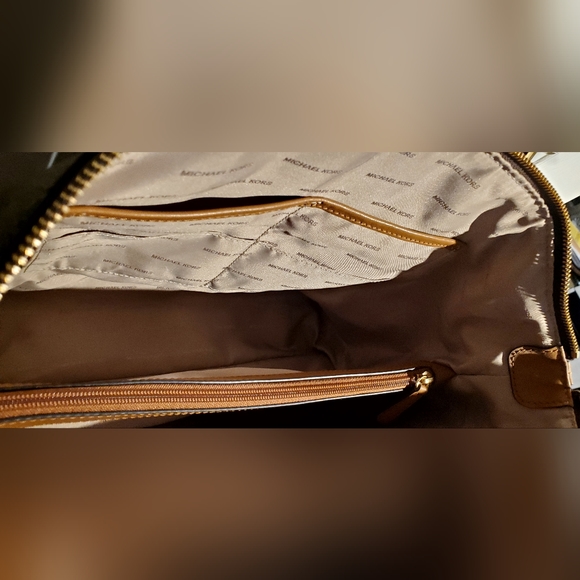 Michael Kors Riley Bag - Picture 4 of 12